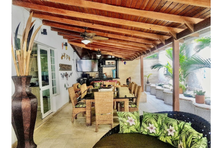 Casa en Venta en Ciudad Jardín Cali 860 m² lote 808 m² construidos | Piscina privada | 4 habitaciones | 8 parqueaderos