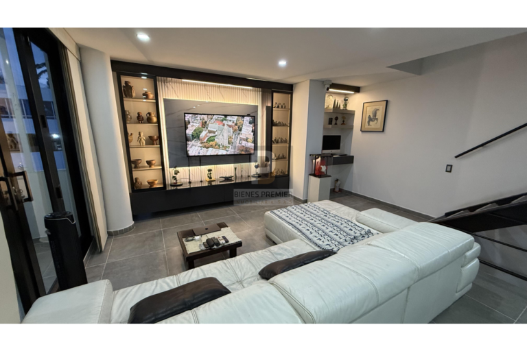 Casa Remodelada en Venta en Ciudad Jardín, Cali | 306 m² | 4 Habitaciones | Jacuzzi | 4 Parqueaderos | Aceptan Permutas