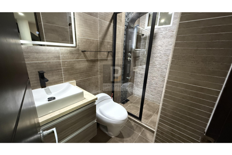 Casa Remodelada en Venta en Ciudad Jardín, Cali | 306 m² | 4 Habitaciones | Jacuzzi | 4 Parqueaderos | Aceptan Permutas