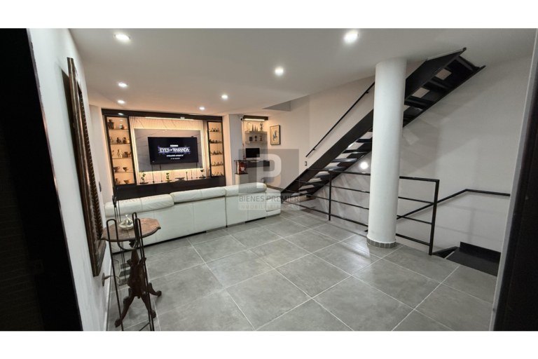 Casa Remodelada en Venta en Ciudad Jardín, Cali | 306 m² | 4 Habitaciones | Jacuzzi | 4 Parqueaderos | Aceptan Permutas