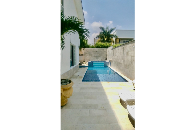 Casa en Venta en Ciudad Jardín Cali 860 m² lote 808 m² construidos | Piscina privada | 4 habitaciones | 8 parqueaderos