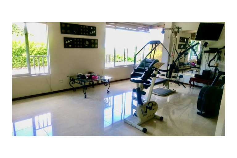 Casa en Venta en Ciudad Jardín Cali 860 m² lote 808 m² construidos | Piscina privada | 4 habitaciones | 8 parqueaderos