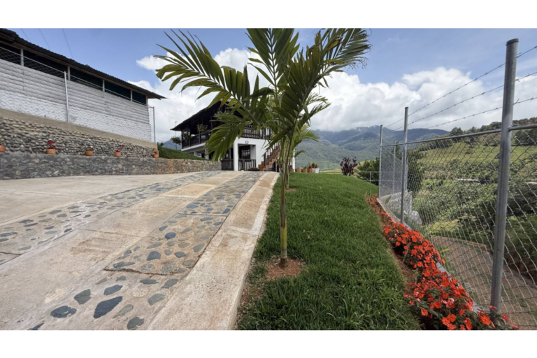 Casa Campestre en Arriendo en Lago Calima Calima Darién | Amoblada | Vista panorámica | Finca para descanso
