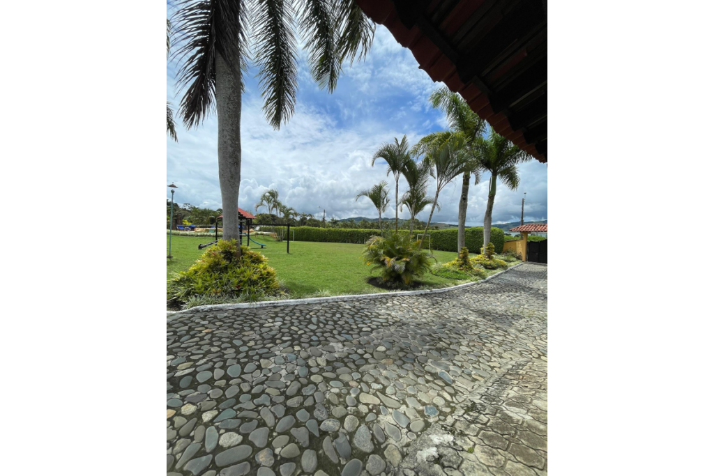 Finca en Venta en Lago Calima Calima | 3.081 m² lote | 1.076 m² construidos | lujo | piscina | jacuzzi | discoteca