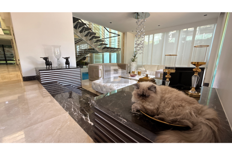 Casa en Venta en Pance Cali 1200 m² lote 750 m² construidos | Piscina, domótica y lago | Discoteca privada