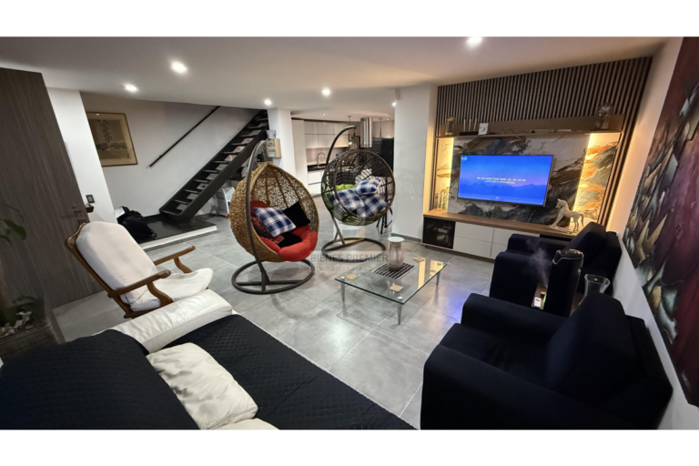 Casa Remodelada en Venta en Ciudad Jardín, Cali | 306 m² | 4 Habitaciones | Jacuzzi | 4 Parqueaderos | Aceptan Permutas