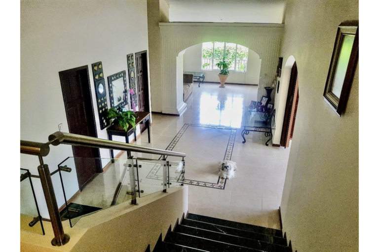 Casa en Venta en Ciudad Jardín Cali 860 m² lote 808 m² construidos | Piscina privada | 4 habitaciones | 8 parqueaderos