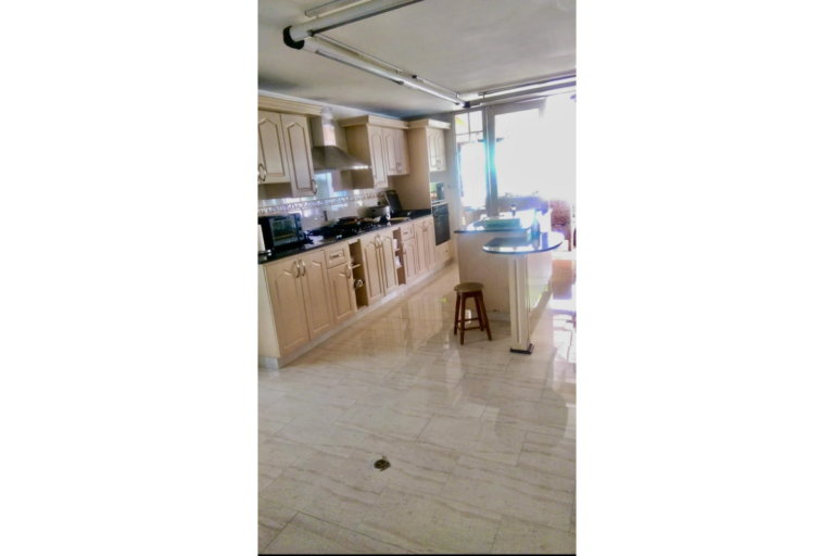 Casa en Venta en Ciudad Jardín Cali 860 m² lote 808 m² construidos | Piscina privada | 4 habitaciones | 8 parqueaderos