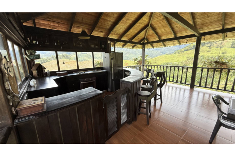 Casa Campestre en Arriendo en Lago Calima Calima Darién | Amoblada | Vista panorámica | Finca para descanso