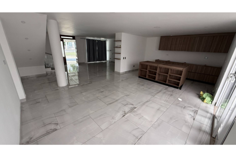 Casa en condominio en venta en Ciudad Jardín Cali 240 m² | Remodelada | 5 alcobas 5 baños | Piscina