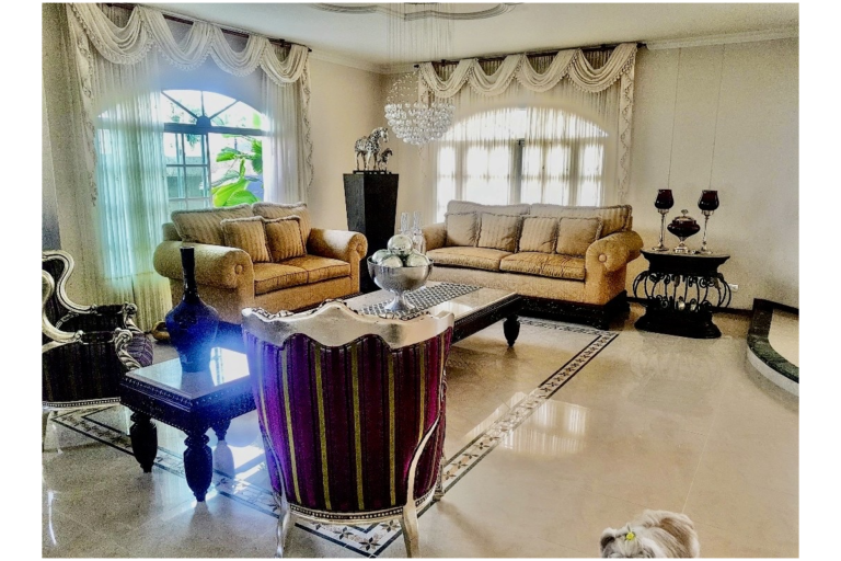 Casa en Venta en Ciudad Jardín Cali 860 m² lote 808 m² construidos | Piscina privada | 4 habitaciones | 8 parqueaderos