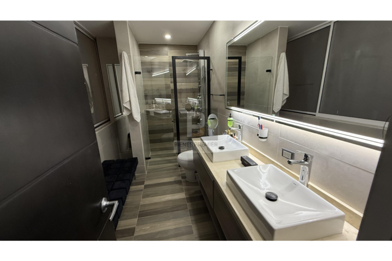 Casa Remodelada en Venta en Ciudad Jardín, Cali | 306 m² | 4 Habitaciones | Jacuzzi | 4 Parqueaderos | Aceptan Permutas