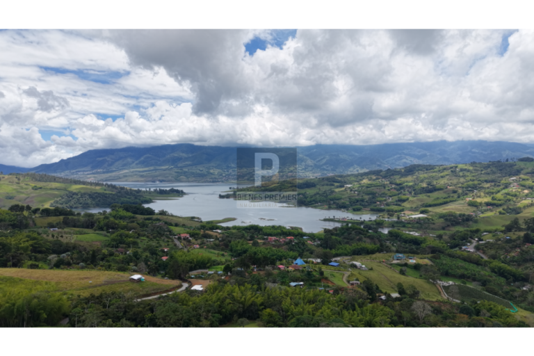 Finca en Venta en Lago Calima 3125 m² | Casa de 5 habitaciones | Cerca al lago | Ideal inversión
