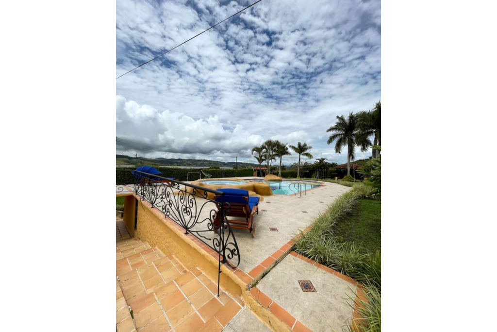 Finca en Venta en Lago Calima Calima | 3.081 m² lote | 1.076 m² construidos | lujo | piscina | jacuzzi | discoteca
