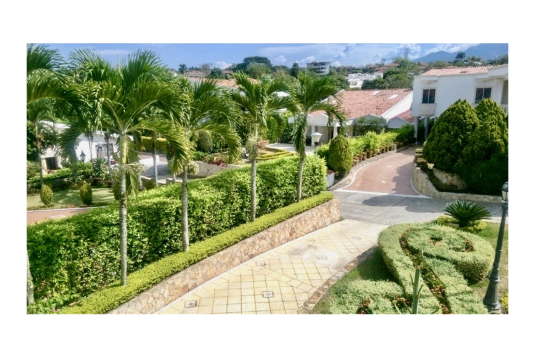 Casa en Venta en Ciudad Jardín Cali 860 m² lote 808 m² construidos | Piscina privada | 4 habitaciones | 8 parqueaderos