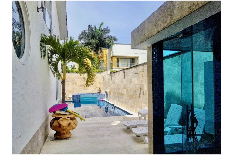 Casa en Venta en Ciudad Jardín Cali 860 m² lote 808 m² construidos | Piscina privada | 4 habitaciones | 8 parqueaderos