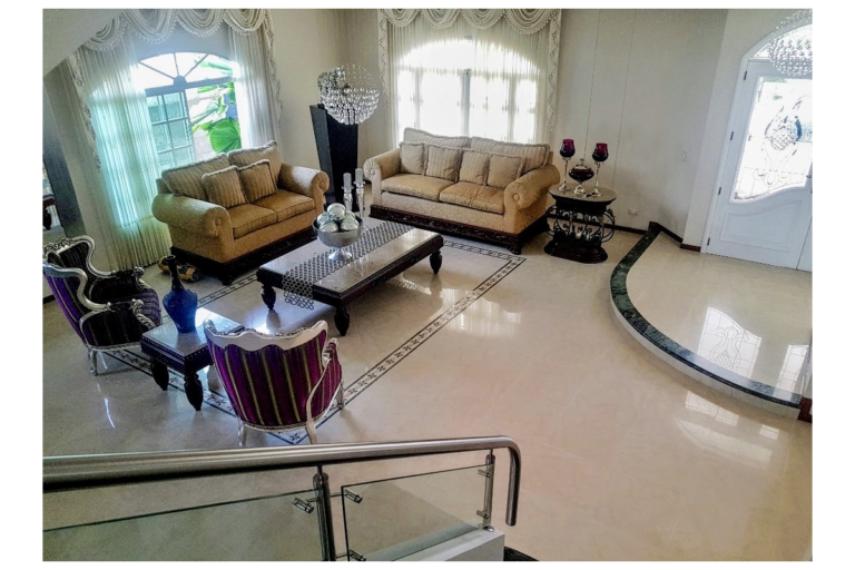 Casa en Venta en Ciudad Jardín Cali 860 m² lote 808 m² construidos | Piscina privada | 4 habitaciones | 8 parqueaderos
