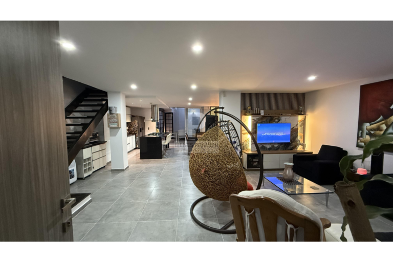 Casa Remodelada en Venta en Ciudad Jardín, Cali | 306 m² | 4 Habitaciones | Jacuzzi | 4 Parqueaderos | Aceptan Permutas