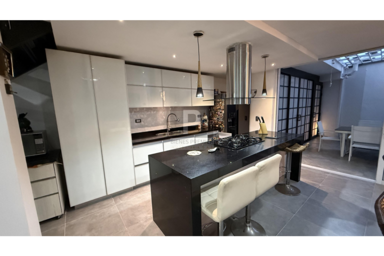 Casa Remodelada en Venta en Ciudad Jardín, Cali | 306 m² | 4 Habitaciones | Jacuzzi | 4 Parqueaderos | Aceptan Permutas