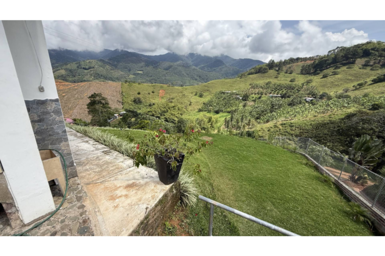 Casa Campestre en Arriendo en Lago Calima Calima Darién | Amoblada | Vista panorámica | Finca para descanso