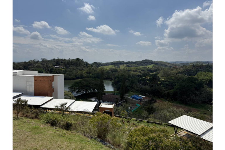 Apartamento en Arriendo en Alfaguara Jamundí 100 m² | 2 habitaciones con estudio | 2 parqueaderos | Zona campestre