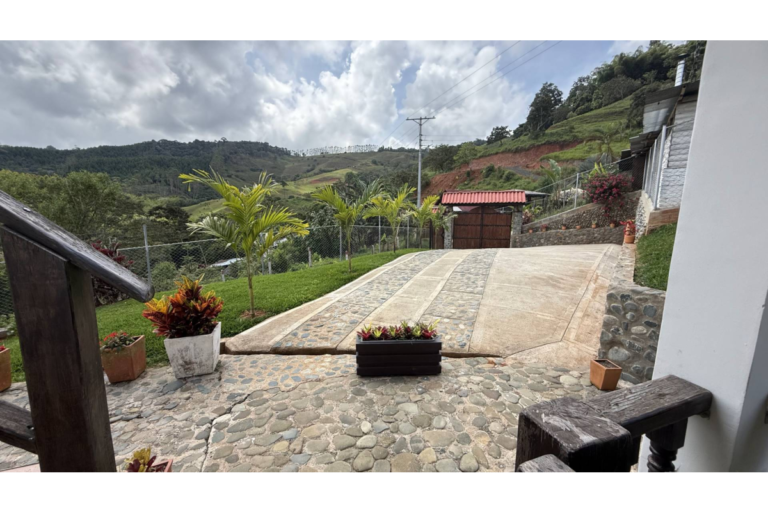 Casa Campestre en Arriendo en Lago Calima Calima Darién | Amoblada | Vista panorámica | Finca para descanso