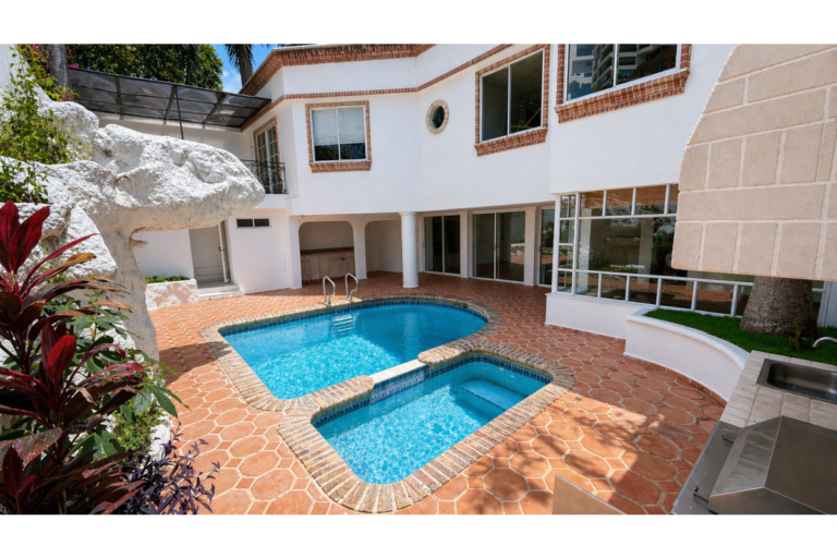 Casa en Arriendo en Cristales Cali | 600 m² | Piscina, Jacuzzi, 6 Habitaciones | Uso residencial o comercial