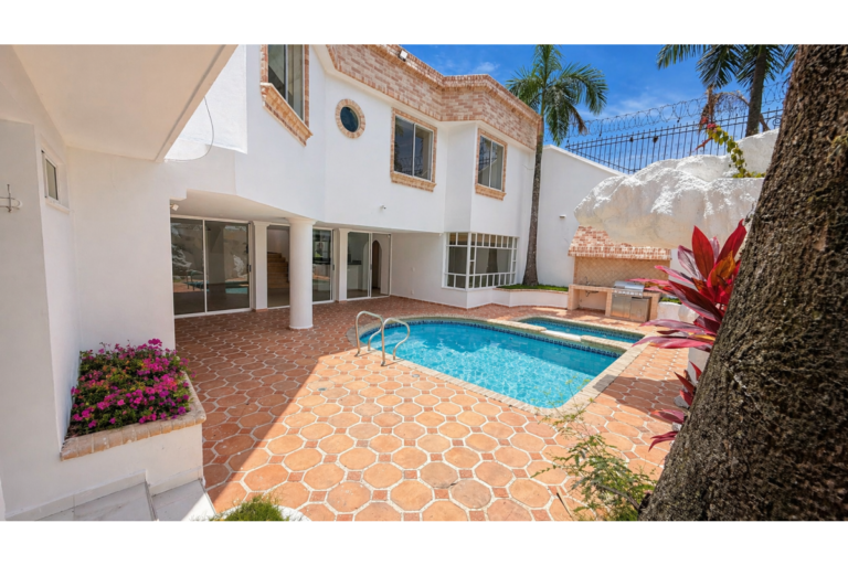 Casa en Arriendo en Cristales Cali | 600 m² | Piscina, Jacuzzi, 6 Habitaciones | Uso residencial o comercial