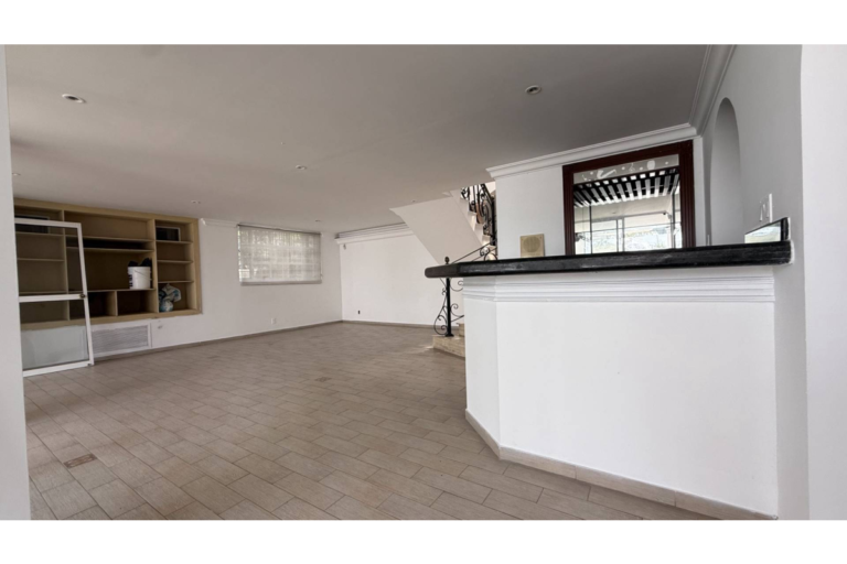 Casa en Arriendo en Cristales Cali | 600 m² | Piscina, Jacuzzi, 6 Habitaciones | Uso residencial o comercial