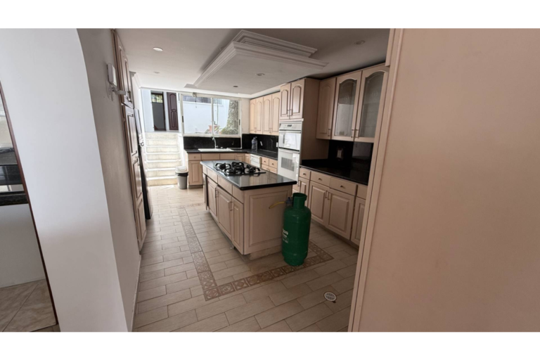 Casa en Arriendo en Cristales Cali | 600 m² | Piscina, Jacuzzi, 6 Habitaciones | Uso residencial o comercial