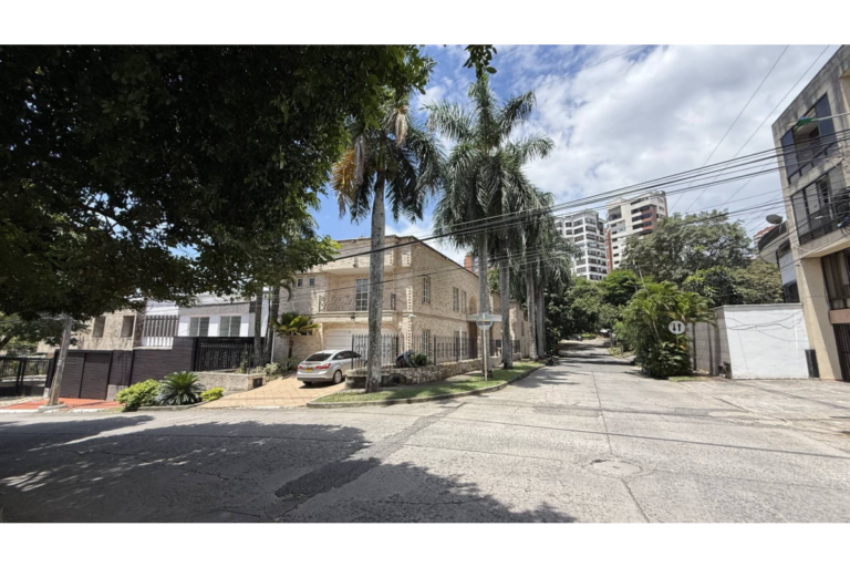 Casa en Arriendo en Cristales Cali | 600 m² | Piscina, Jacuzzi, 6 Habitaciones | Uso residencial o comercial