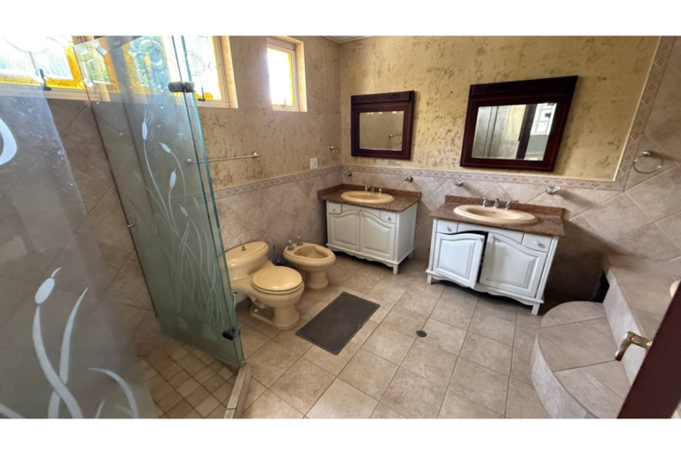 Casa en Arriendo en Cristales Cali | 600 m² | Piscina, Jacuzzi, 6 Habitaciones | Uso residencial o comercial