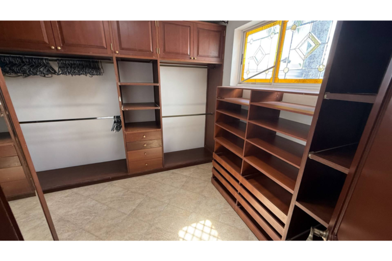 Casa en Arriendo en Cristales Cali | 600 m² | Piscina, Jacuzzi, 6 Habitaciones | Uso residencial o comercial
