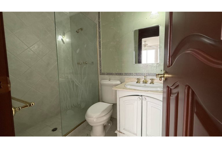 Casa en Arriendo en Cristales Cali | 600 m² | Piscina, Jacuzzi, 6 Habitaciones | Uso residencial o comercial