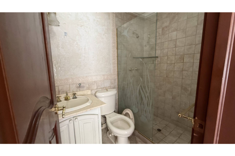 Casa en Arriendo en Cristales Cali | 600 m² | Piscina, Jacuzzi, 6 Habitaciones | Uso residencial o comercial