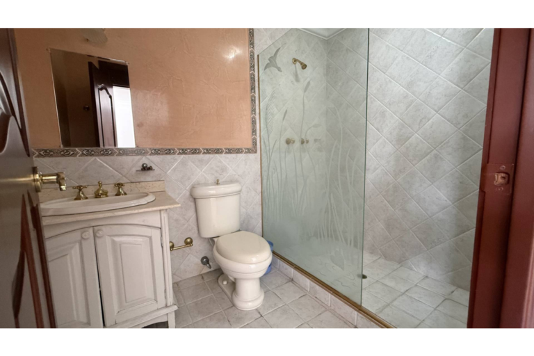Casa en Arriendo en Cristales Cali | 600 m² | Piscina, Jacuzzi, 6 Habitaciones | Uso residencial o comercial