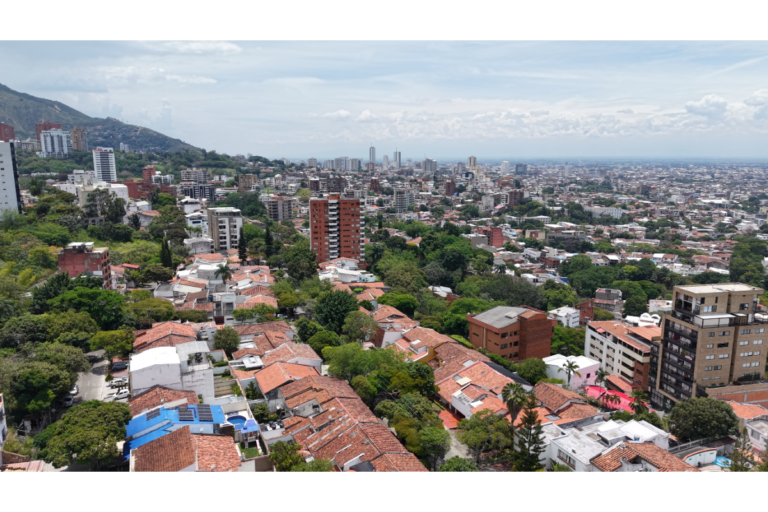 Casa en Arriendo en Cristales Cali | 600 m² | Piscina, Jacuzzi, 6 Habitaciones | Uso residencial o comercial