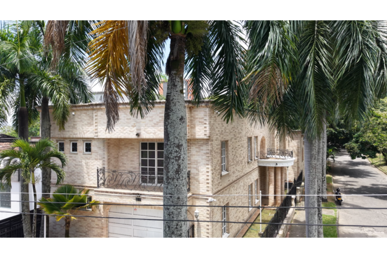 Casa en Arriendo en Cristales Cali | 600 m² | Piscina, Jacuzzi, 6 Habitaciones | Uso residencial o comercial