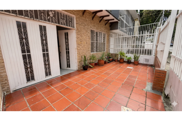 Casa en Venta en Nueva Granada Cali | 3 habitaciones | 162 m² | Garaje | 2 patios
