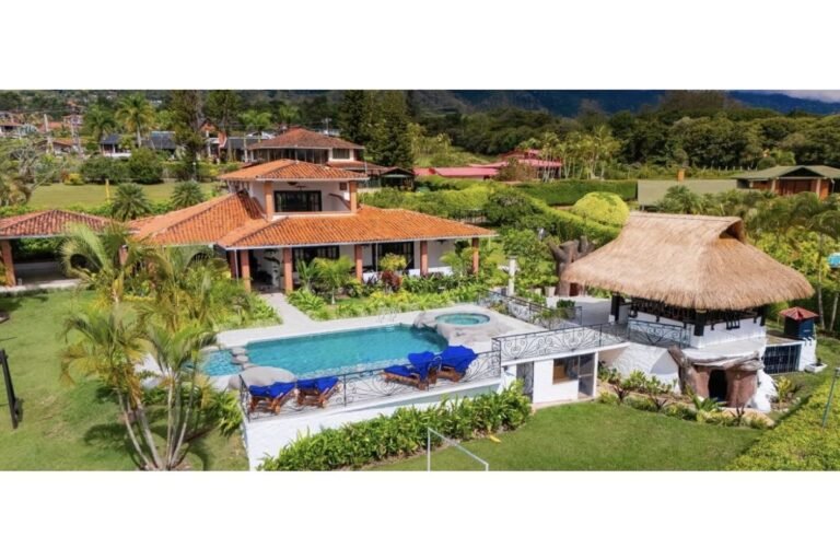 Finca en Venta en Lago Calima Calima | 3.081 m² lote | 1.076 m² construidos | lujo | piscina | jacuzzi | discoteca