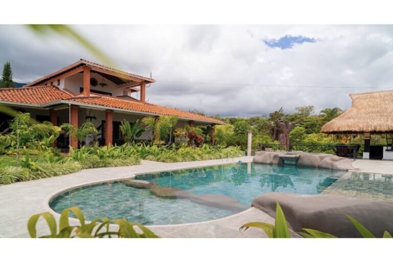 Finca en Venta en Lago Calima Calima | 3.081 m² lote | 1.076 m² construidos | lujo | piscina | jacuzzi | discoteca
