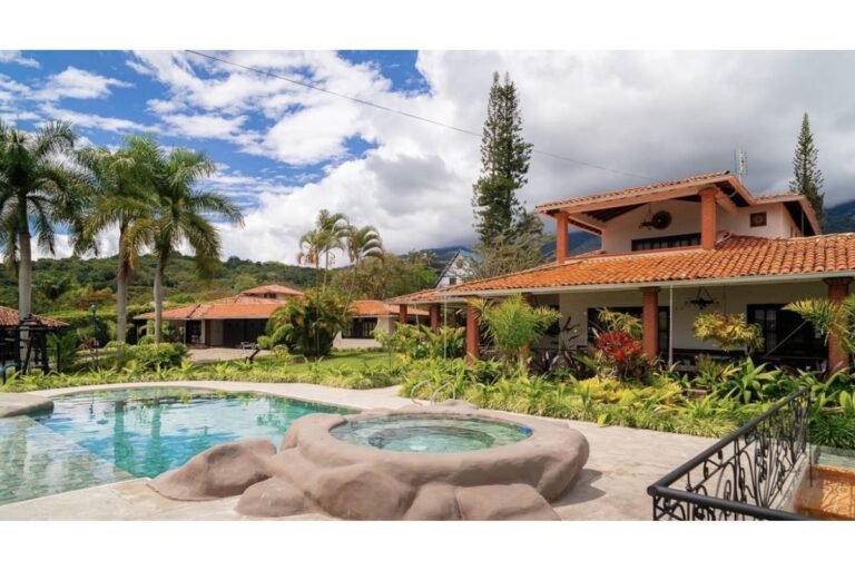 Finca en Venta en Lago Calima Calima | 3.081 m² lote | 1.076 m² construidos | lujo | piscina | jacuzzi | discoteca