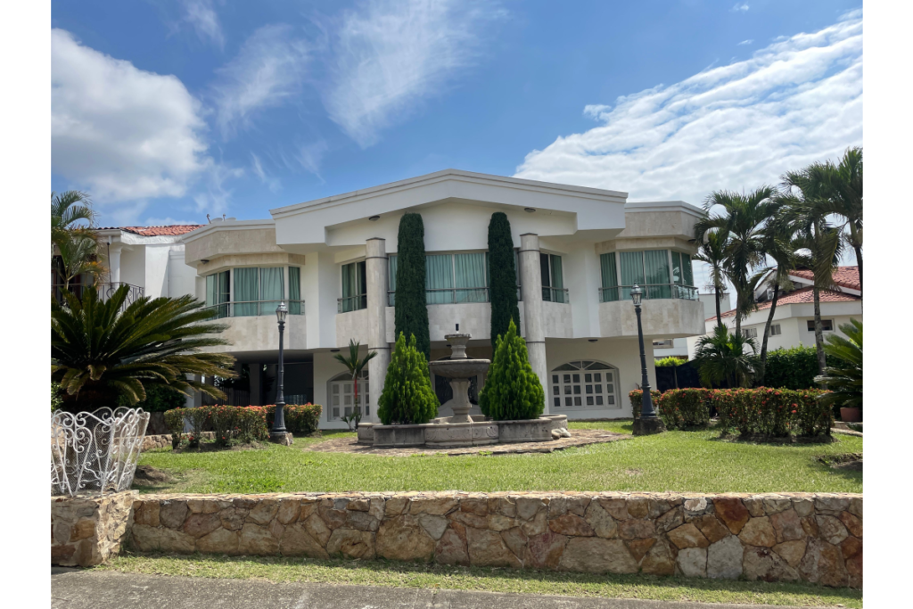 Casa en Venta en Ciudad Jardín Cali 860 m² lote 808 m² construidos | Piscina privada | 4 habitaciones | 8 parqueaderos