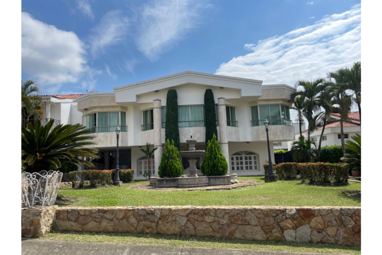 Casa en Venta en Ciudad Jardín Cali 860 m² lote 808 m² construidos | Piscina privada | 4 habitaciones | 8 parqueaderos
