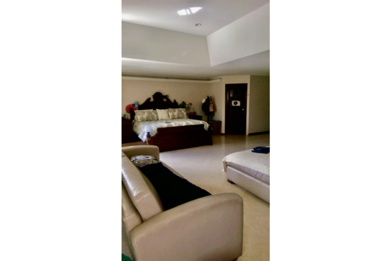 Casa en Venta en Ciudad Jardín Cali 860 m² lote 808 m² construidos | Piscina privada | 4 habitaciones | 8 parqueaderos