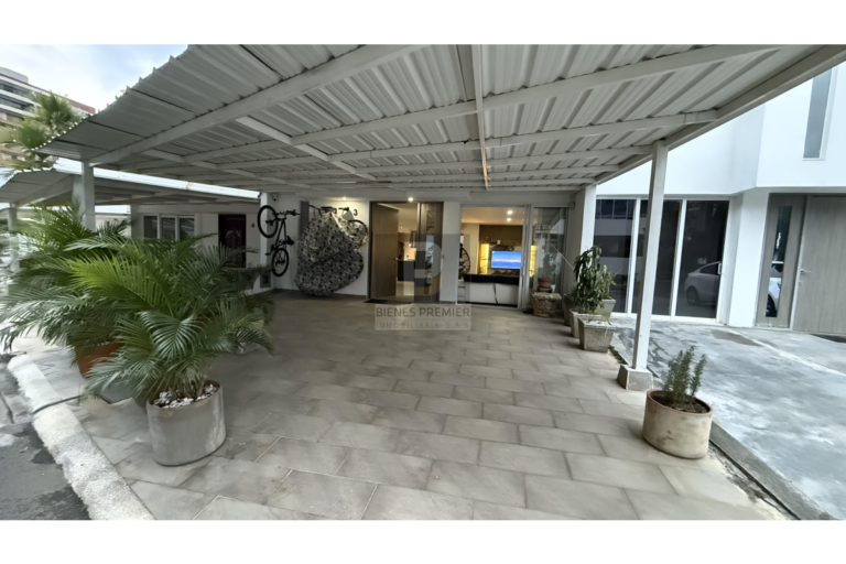 Casa Remodelada en Venta en Ciudad Jardín, Cali | 306 m² | 4 Habitaciones | Jacuzzi | 4 Parqueaderos | Aceptan Permutas