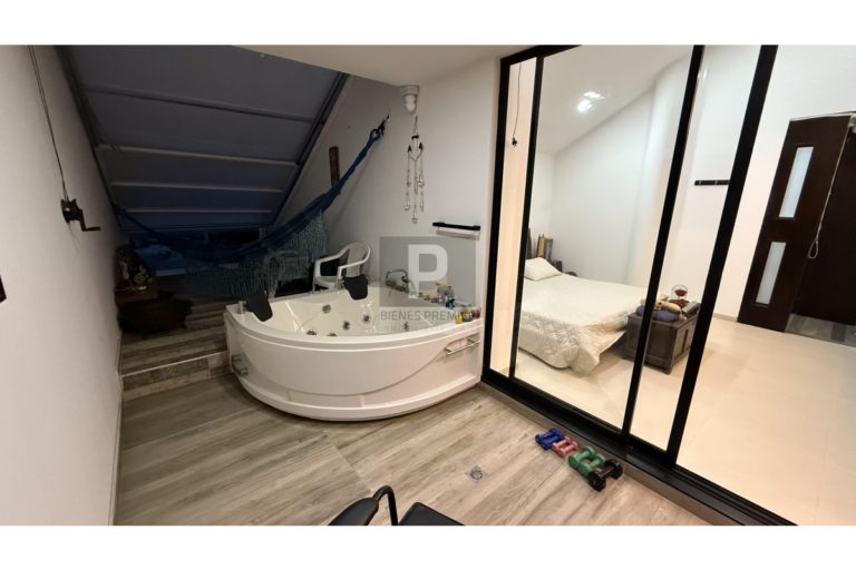 Casa Remodelada en Venta en Ciudad Jardín, Cali | 306 m² | 4 Habitaciones | Jacuzzi | 4 Parqueaderos | Aceptan Permutas