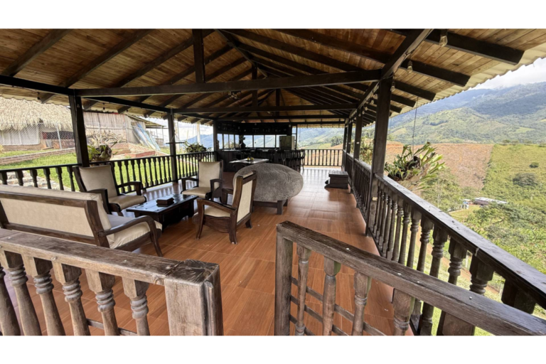 Casa Campestre en Arriendo en Lago Calima Calima Darién | Amoblada | Vista panorámica | Finca para descanso