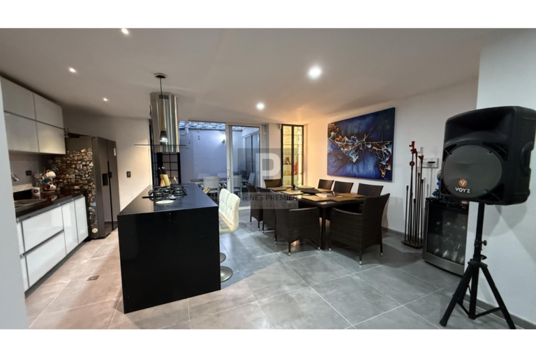 Casa Remodelada en Venta en Ciudad Jardín, Cali | 306 m² | 4 Habitaciones | Jacuzzi | 4 Parqueaderos | Aceptan Permutas