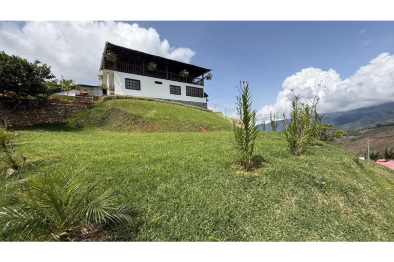 Casa Campestre en Arriendo en Lago Calima Calima Darién | Amoblada | Vista panorámica | Finca para descanso